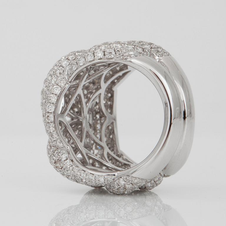 A diamond ring, 5.28 cts according to engraving.