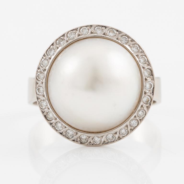 Ring 18K vitguld med en odlad mabepärla och runda briljantslipade diamanter.