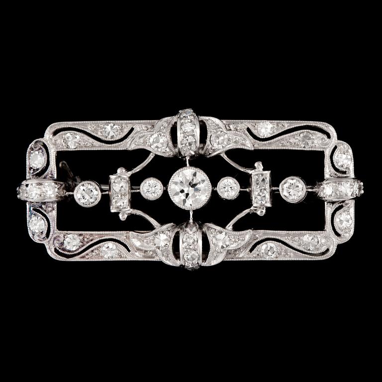 BROSCH, platina med briljantslipade diamanter totalt ca 0.39 ct samt mindre åttkantslipade. Tillverkad av C.G Hallberg.