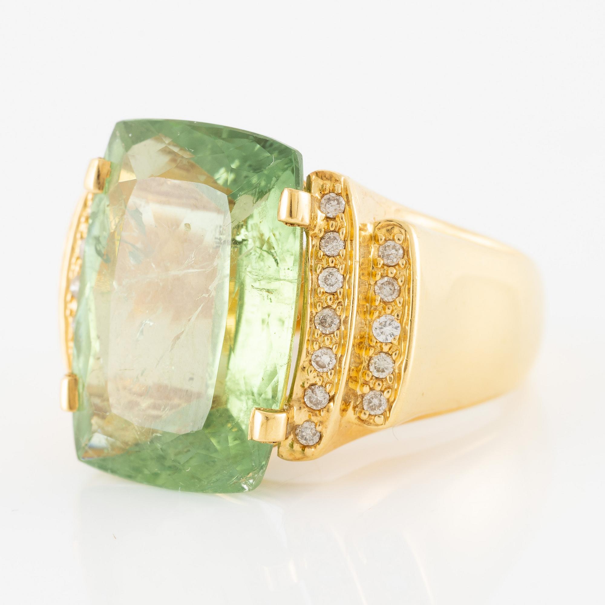 Ring, cocktail ring, 14K gold with green beryl and brilliant-cut diamonds.