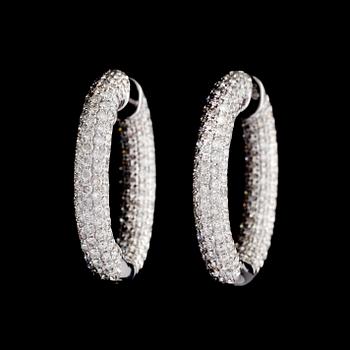 35. A pair of brilliant cut diamond earrings, tot. app. 5.77 cts.