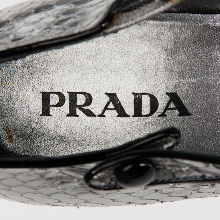 SKOR, Prada.