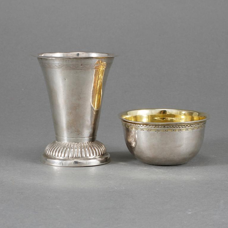 SUPKOPP samt BÄGARE, silver, Christoffer Bauman 1763, respektive Petter Gökblad 1848. Totalvikt 59 gram.