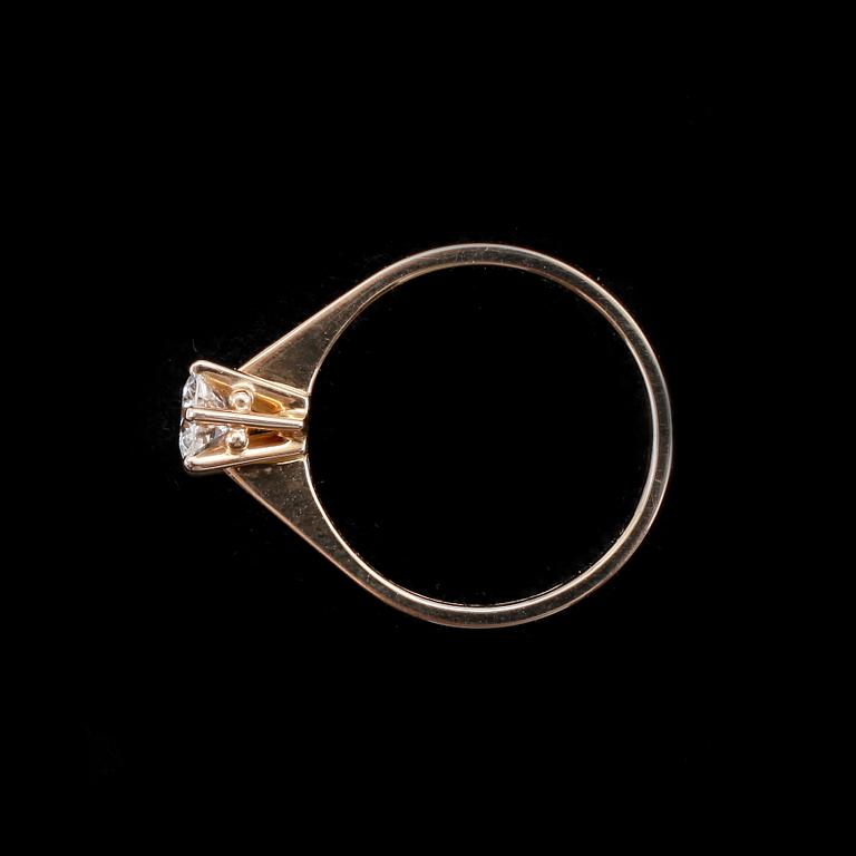 RING, enstensgring, 18k guld med briljantslipad diamant ca0,58ct enligt gravyr. Vikt 4,2g.