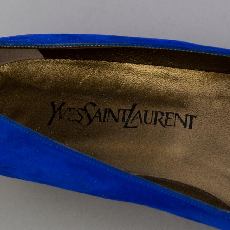 a pair of Yves Saint Laurent shoes size 41.