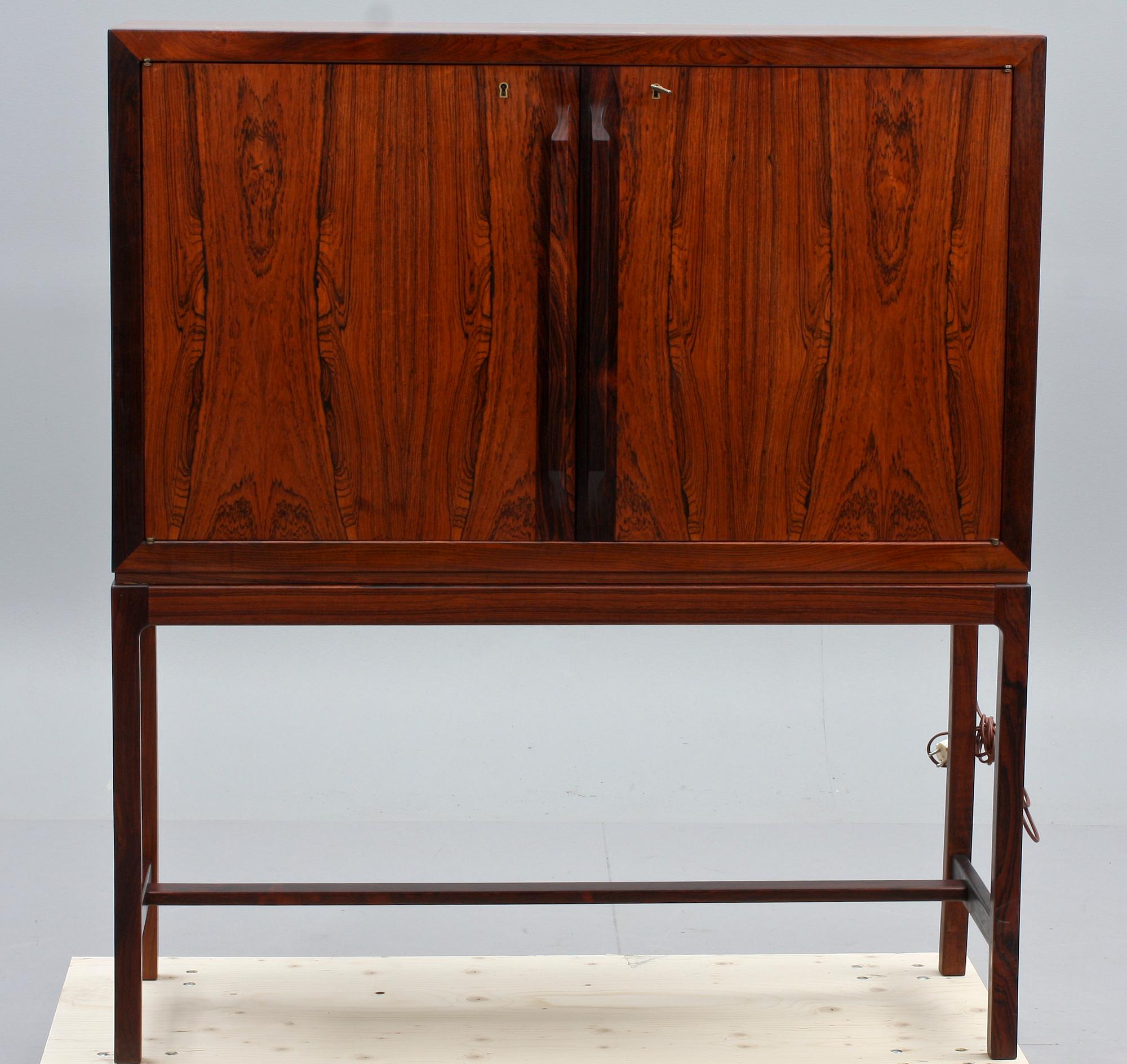 BARSKÅP, troligen Torbjörn Afdal, Mellemstrands trevareindustri, Vigrestad, Norge, etikettmärkt.