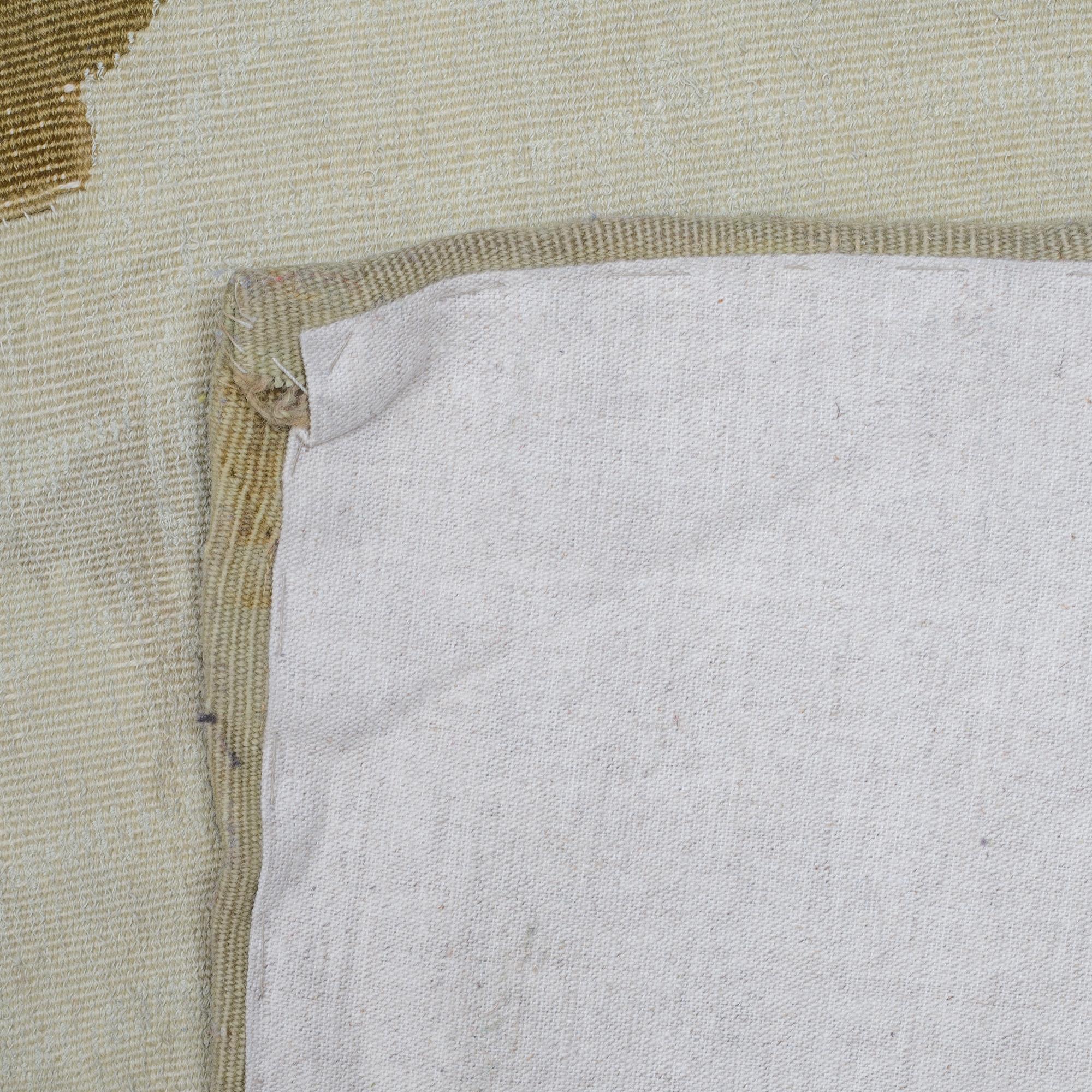 Matta, gobelängteknik, ca 385-387,5 x 391,5-404,5 cm, Aubusson, Frankrike 1800-tal.
