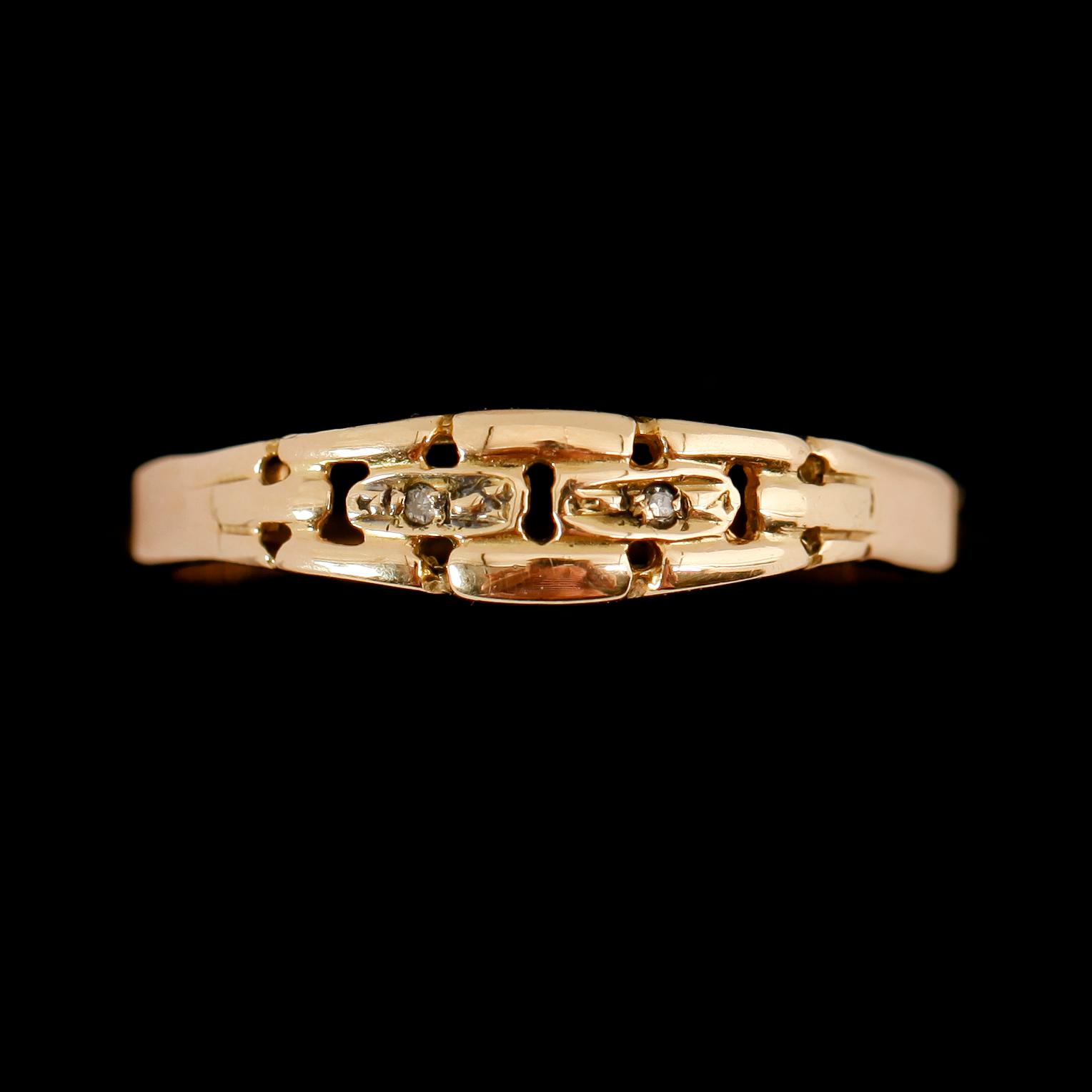 RINGAR, 2 st, 18 k guld, safir samt mindre diamanter. Total vikt ca 5 g.