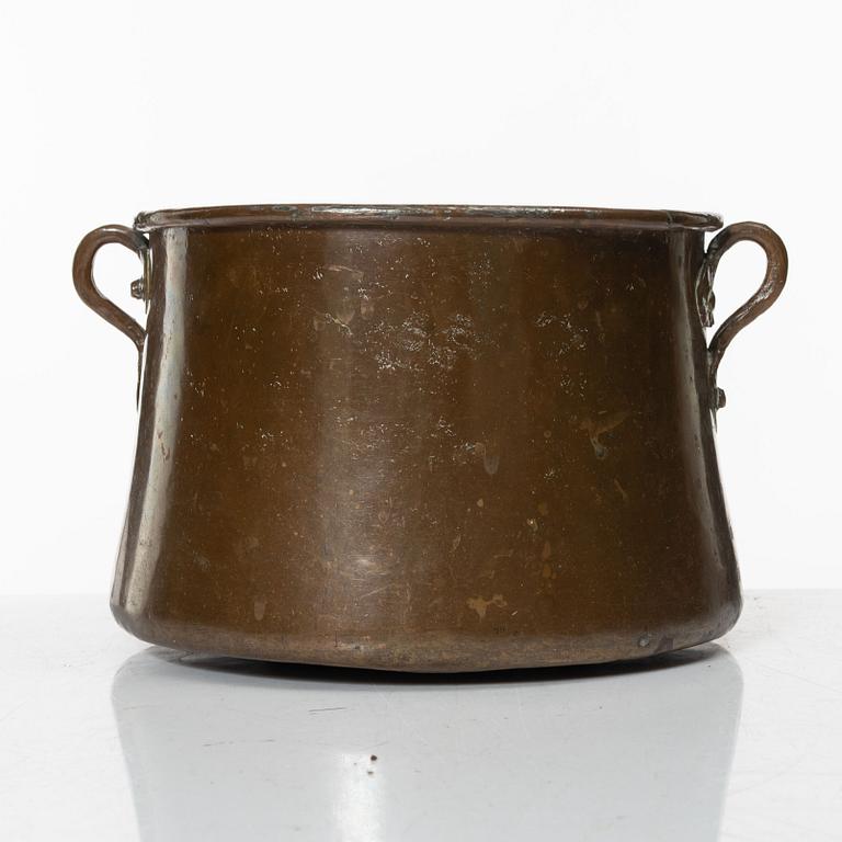 A set of three Swedish copper cauldrons, 18th / early 19th century.