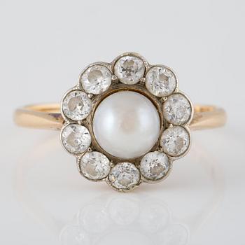 RING, 18K guld och med odlad pärla och gammalslipade diamanter 1.55 ct, Wilhelm Harbeck, Stockholm, 1919. Vikt 3,7 gram.
