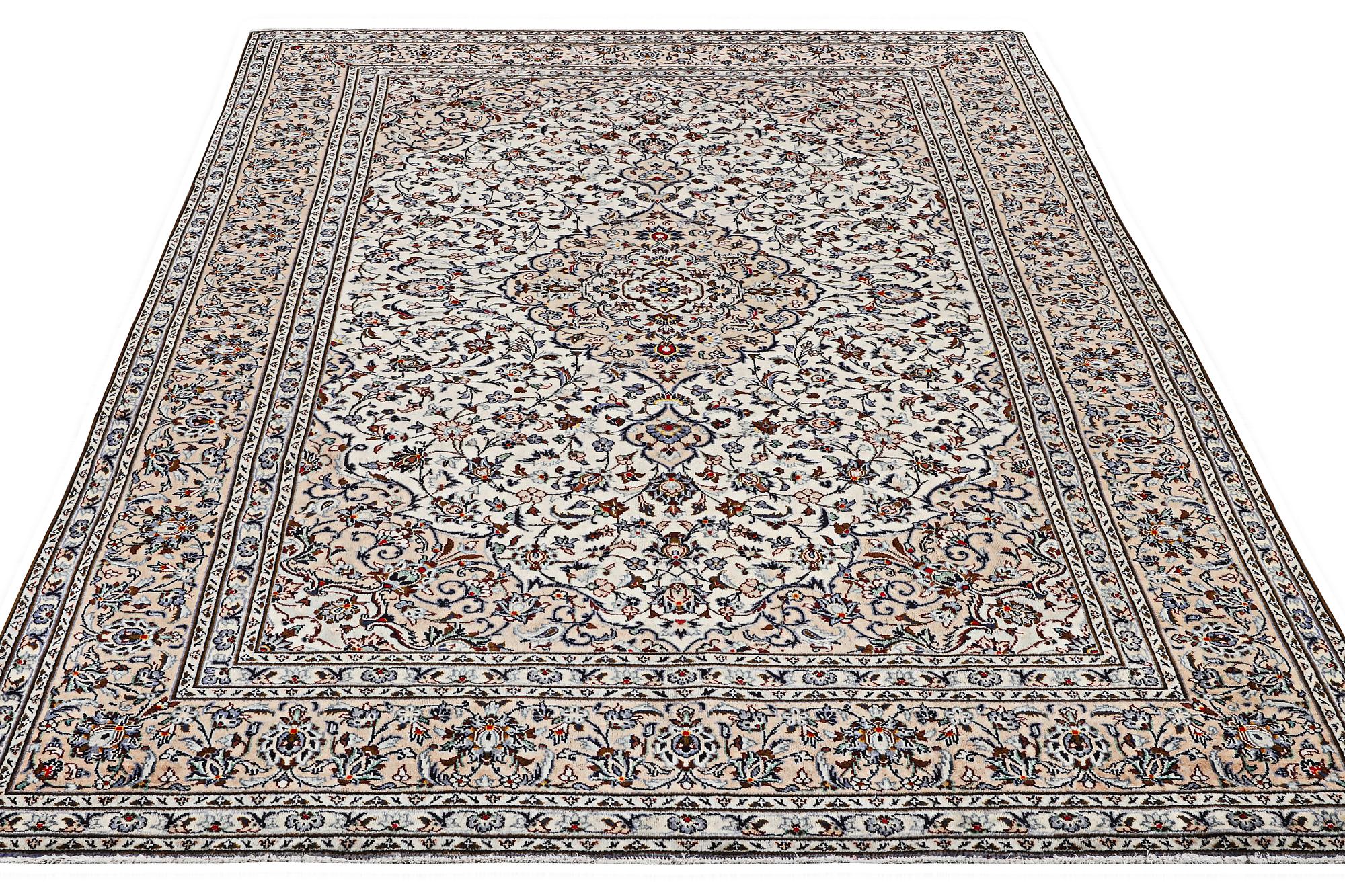 A carpet, Kashan, ca 353 x 243 cm.