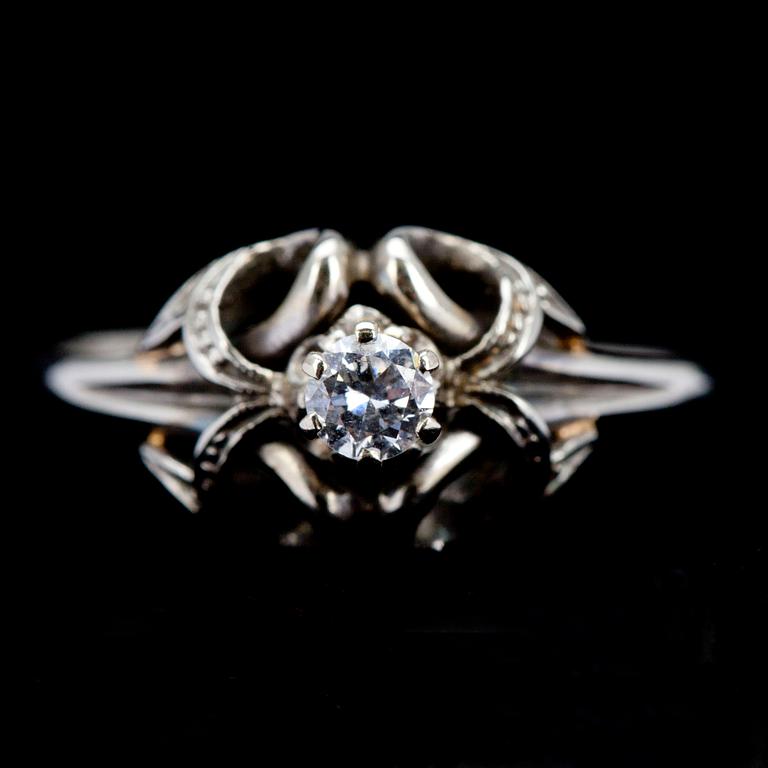 RING, vitguld 14K, briljantslipad diamant ca 0,14 ct. Vikt 3,2 g.