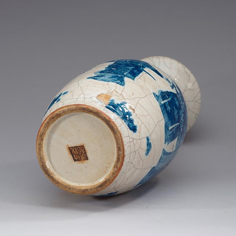 A blue and white ge-glazed vase, Qing dynasty, 19th Century.