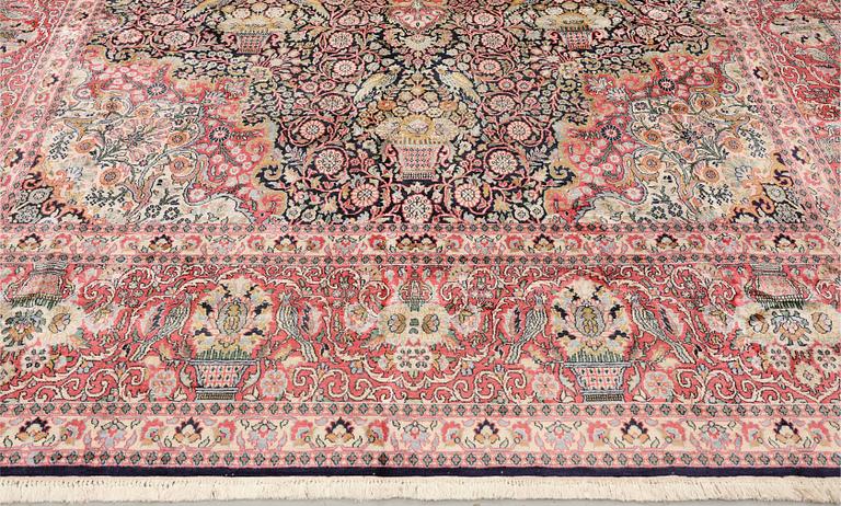 Matta, Kashmir, silke, ca 437 x 307 cm.