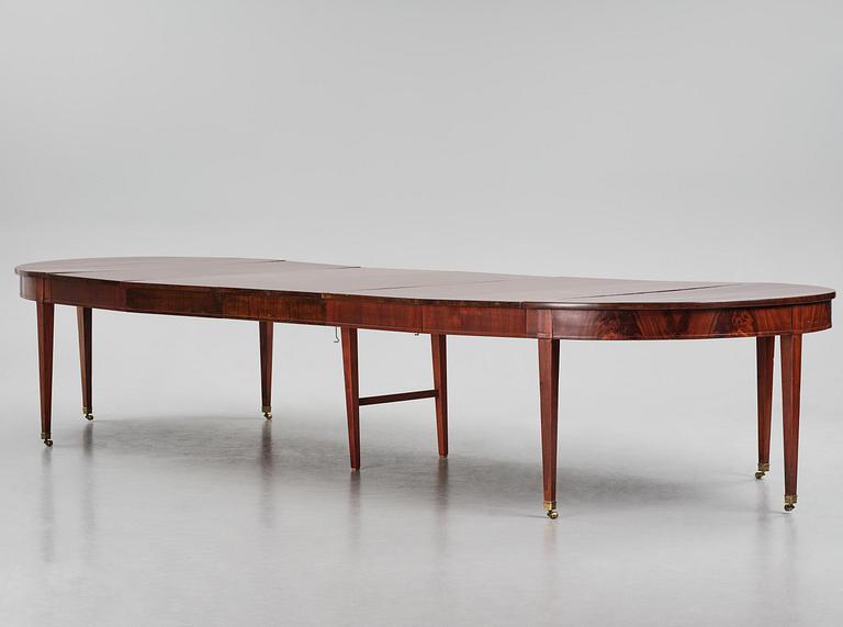 An English mahogany George III-style dining table, 19th century.