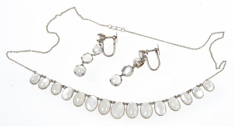 HALSBAND samt ÖRHÄNGEN, ett par, silver samt månstenar, 1900-tal.