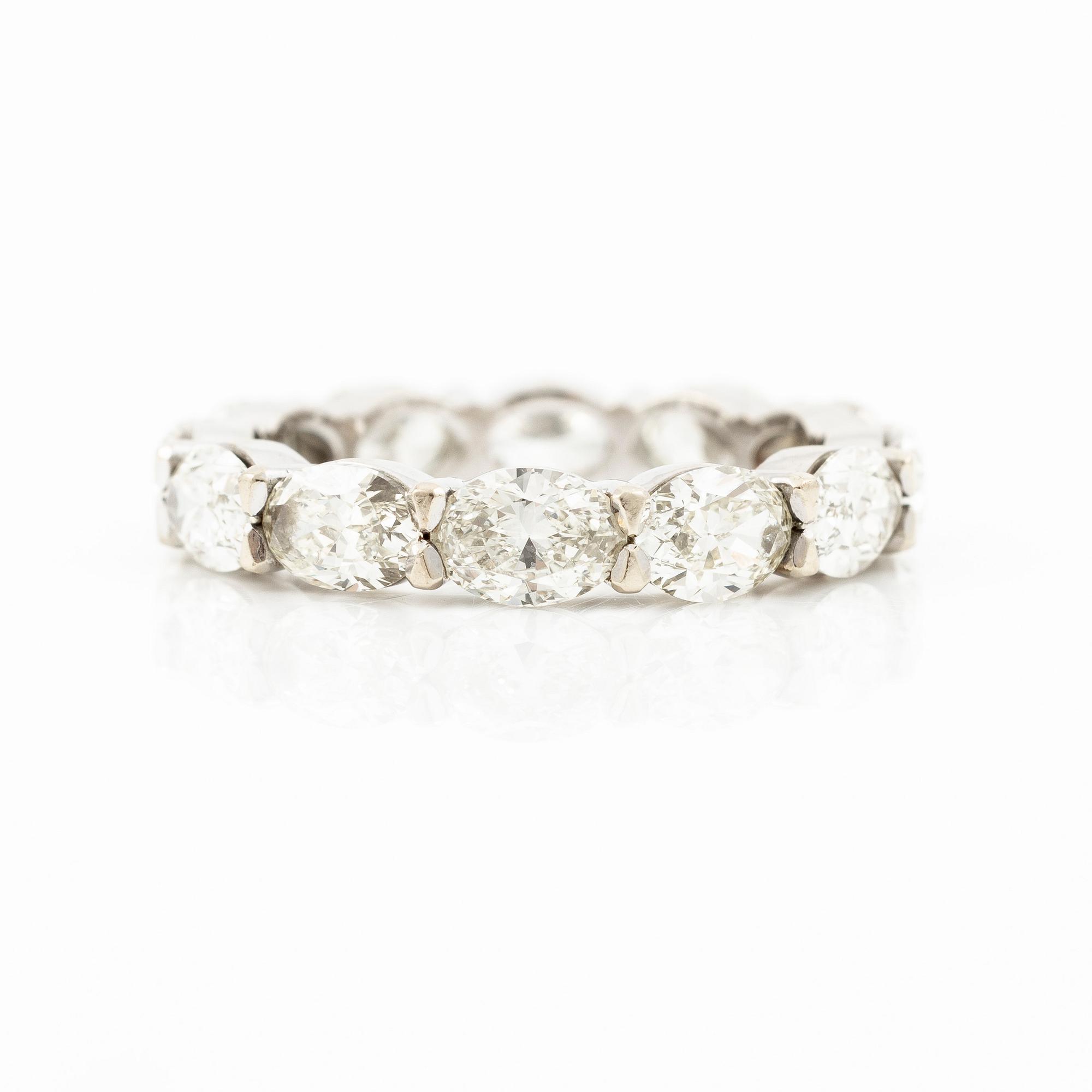 Ring, full eternity band in 18K white gold with oval-cut diamonds.