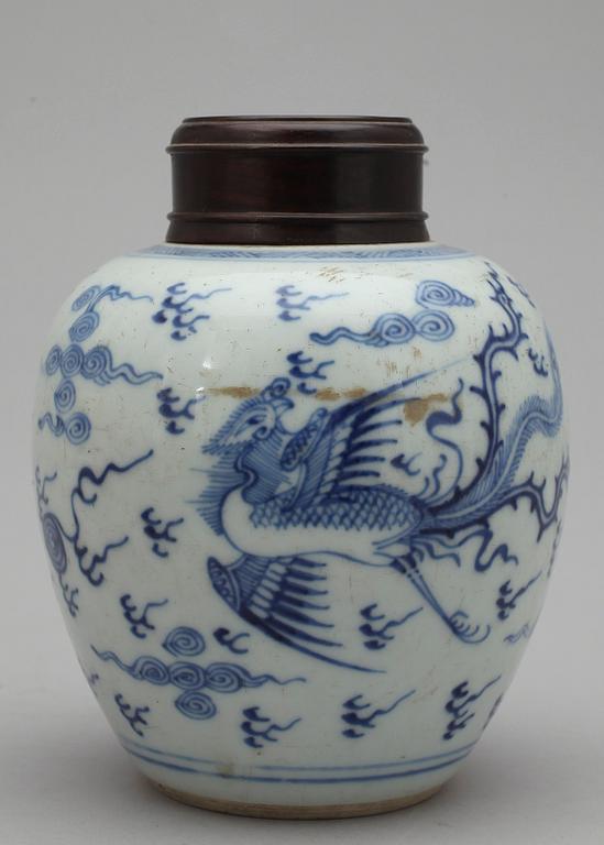 FIGURIN, KRUKA samt VAS, porslin, Kina 1900-tal.