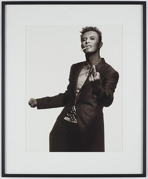 Albert Watson, "David Bowie, The Finger, New York City, 1996".