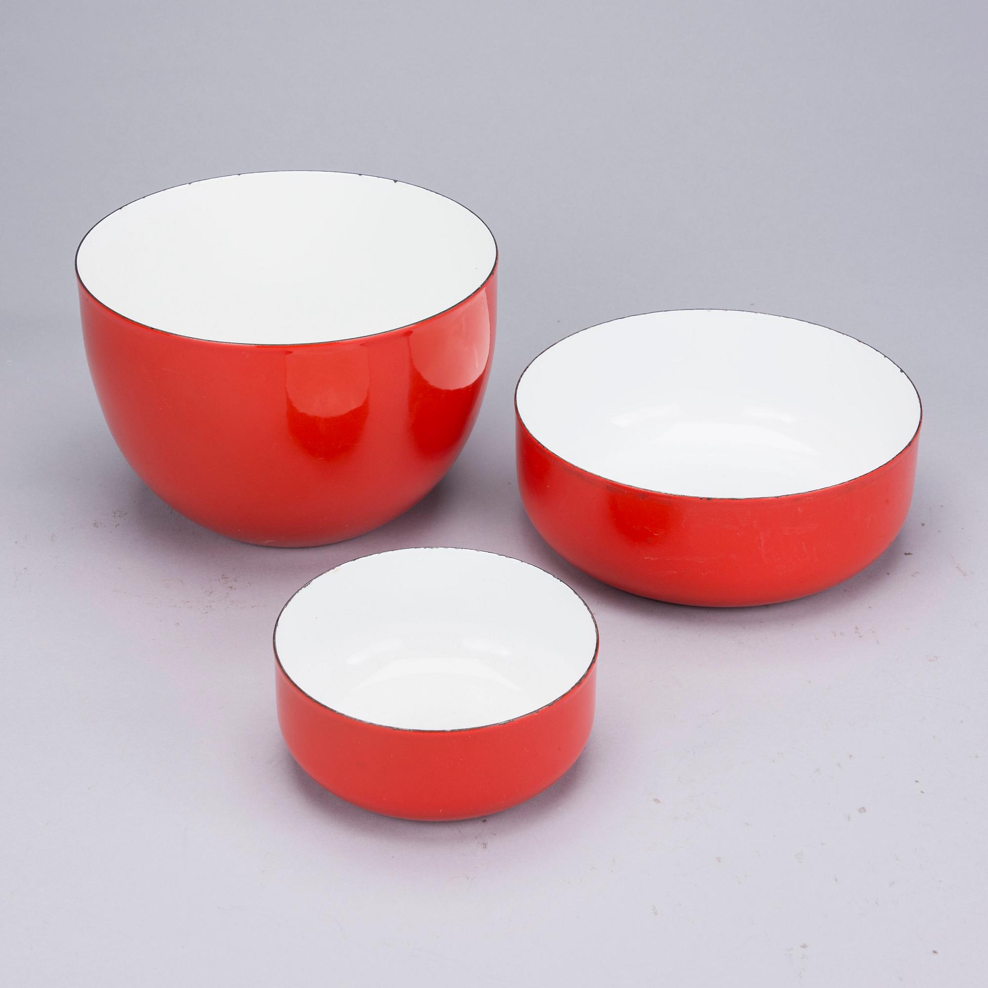 KASTRULLER och SERVERINGSSKÅLAR, 6 st, emaljerade, bl.a. Seppo Mallat och Kaj Franck, Finel, Arabia. 1950-70-tal.