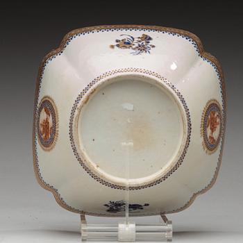 An enamelled export bowl, Qing dynasty, Jiaqing (1796-1820).