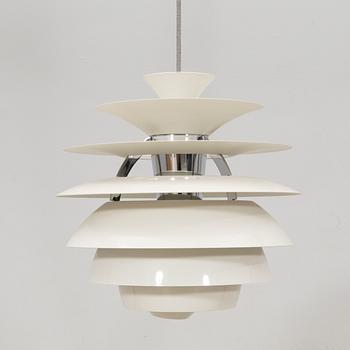 Poul Henningsen, taklampa, "PH Snowball"/snöbollen för Louis Poulsen, Danmark.