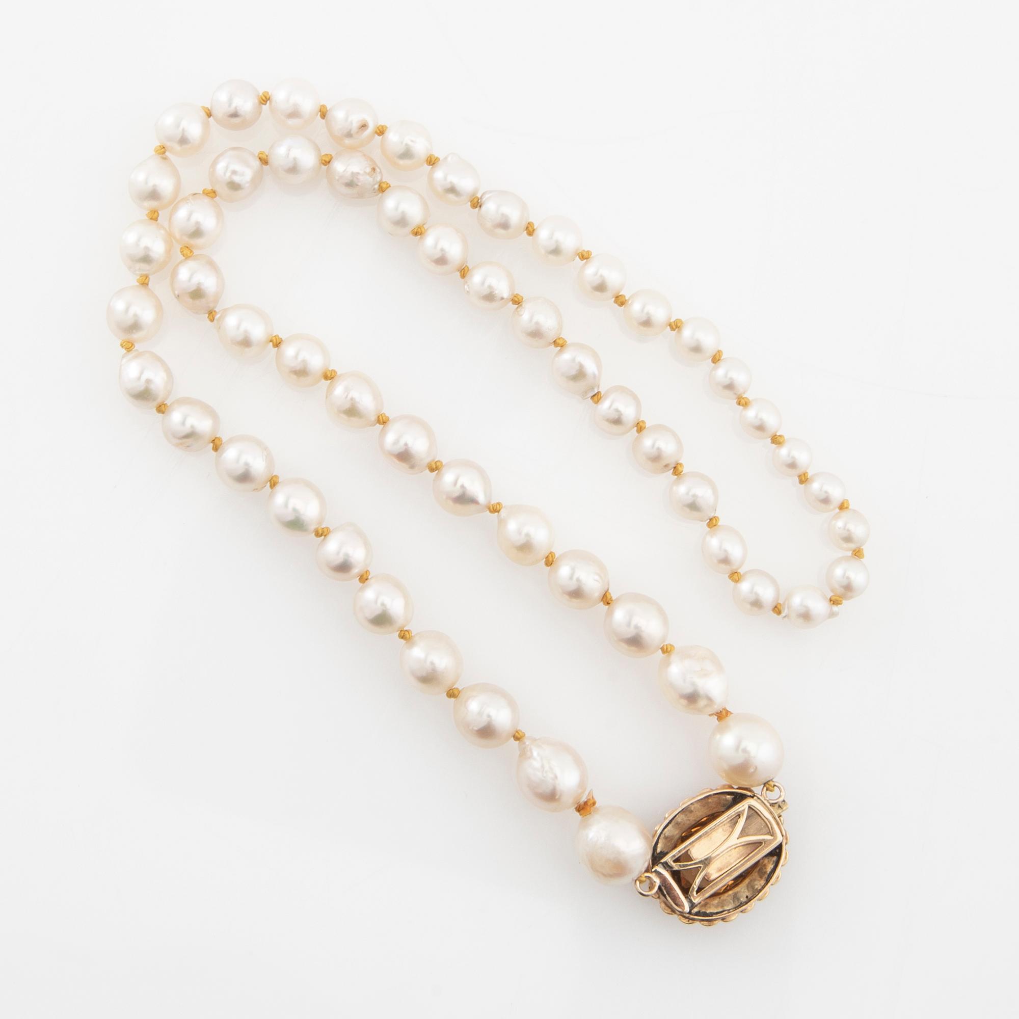 Halsband av odlade pärlor med lås av 18K guld, seedpärlor och en ovalt fasetterad citrin.