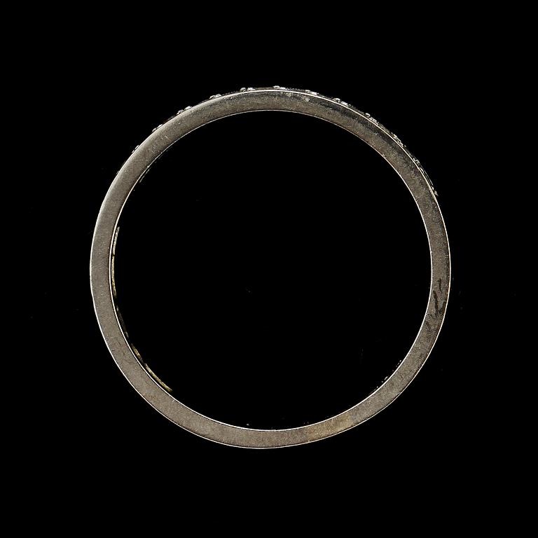 RING, 18k vitguld med 12 åttkantslipade briljanter, J Pettersson, Stockholm, 1966. Vikt 3 g.
