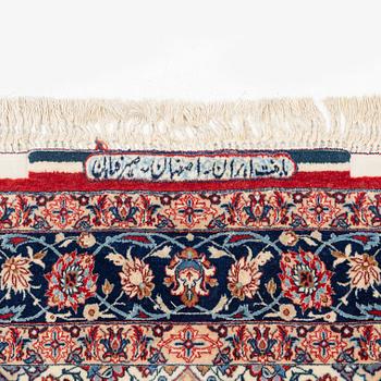 Matta, Isfahan, signerad (Ahmad) Seirafian, ca 178 x 110 cm (samt en kortsida med 3 cm slätväv).