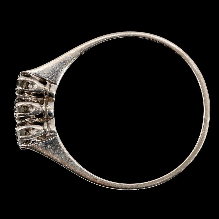 RING, 18k, med 3 briljanter, 1963.