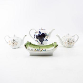 Tekannor 3 st samt fat Kusnetsov Ryssland omkring 1900 porslin.