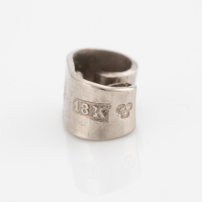 Örhängen, ett par, guld, med droppformade pärlor och små diamanter.