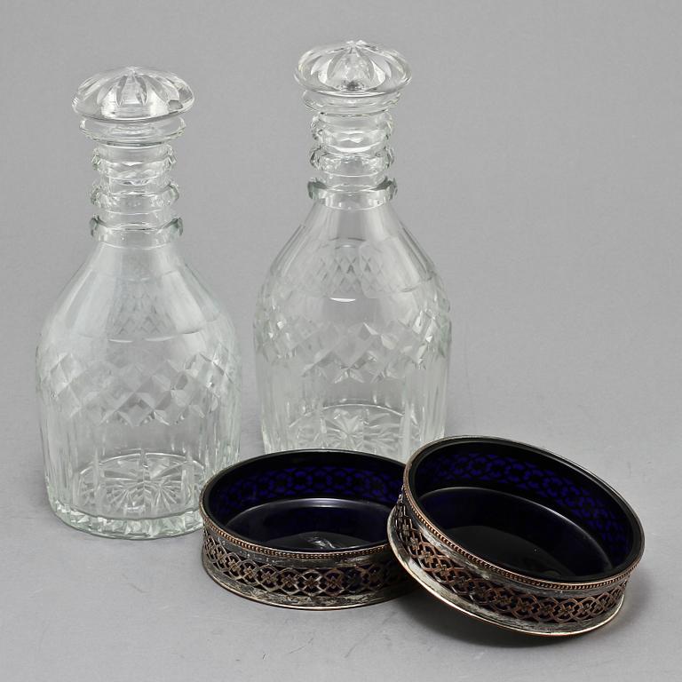 KARAFFER, ett par, glas samt COASTERS, ett par, nysilver och glas, 1800/1900-tal.