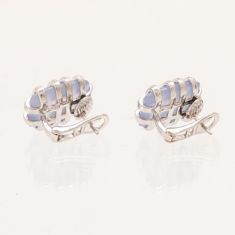 Örhängen 18k vitguld, briljantslipade diamanter och troligen kalcedon.