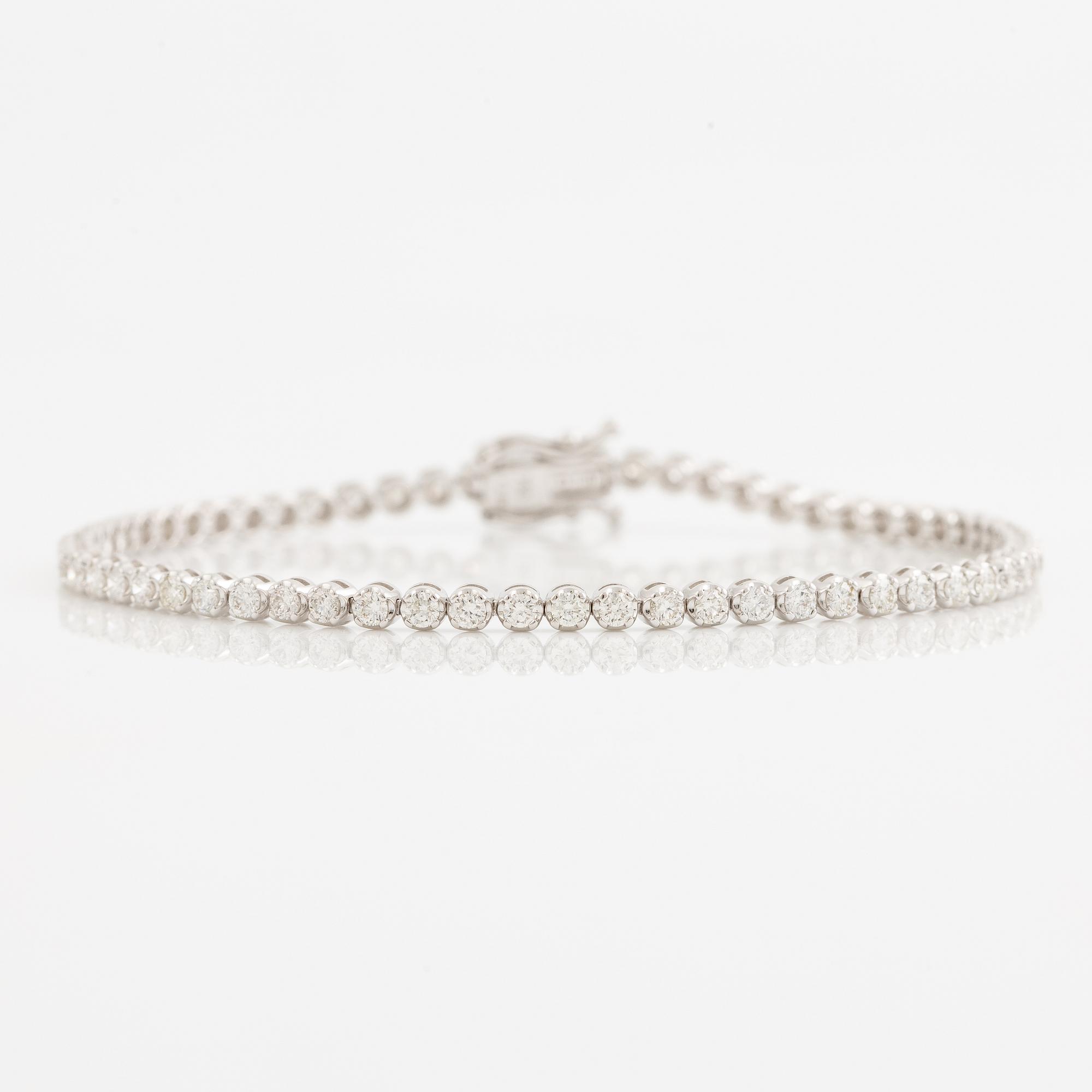 Tennis bracelet 18K white gold with brilliant-cut diamonds.