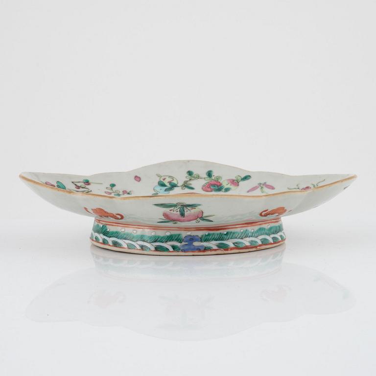 A porcelain dish, China, Late 19th century.