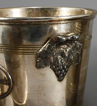 CHAMPAGNEKYLARE/VINKYLARE, 2 st, SAMT ISHINKAR, 2 st, vitmetall, 1900-talets andra hälft.