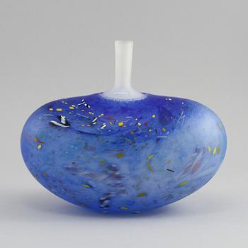VAS, glas, Bertil Vallien, Kosta Boda Atelier, signerad och numrerad 8BVAAT 974025/1000.