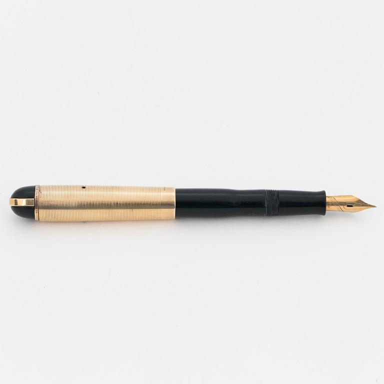 A 'Eversharp Skyline' pen by Henry Dreyfuss, 1943-48.