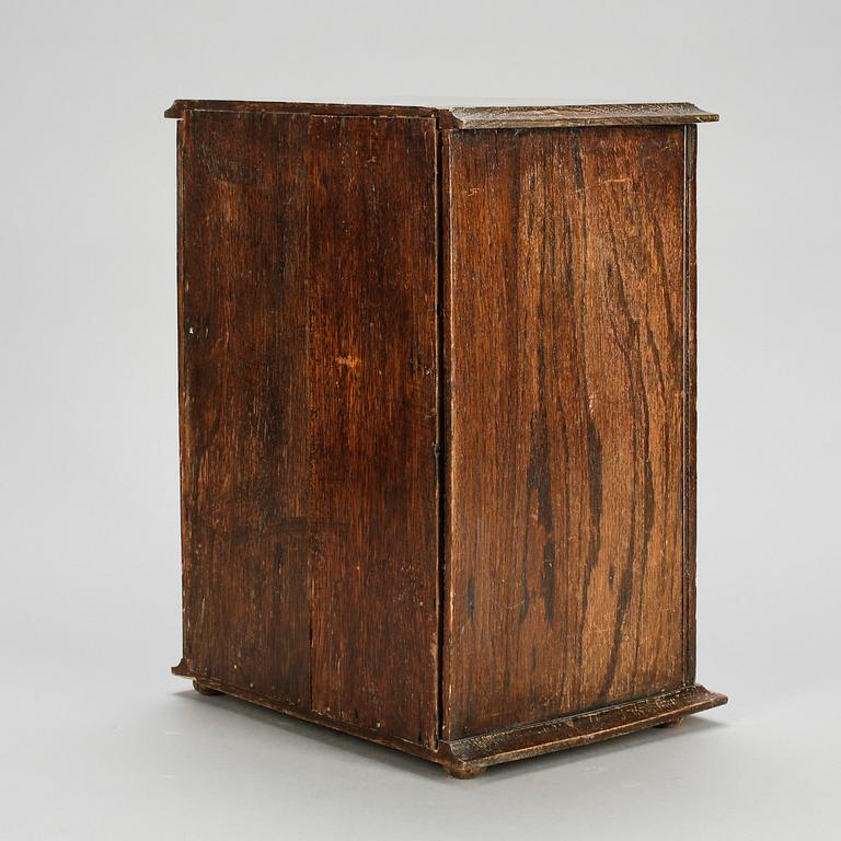 VITRINSKÅP, 1900-talets början.