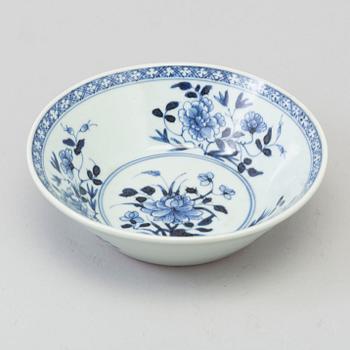 A blue and white export porcelain dish, Qing dynasty, Qianlong (1736-95).