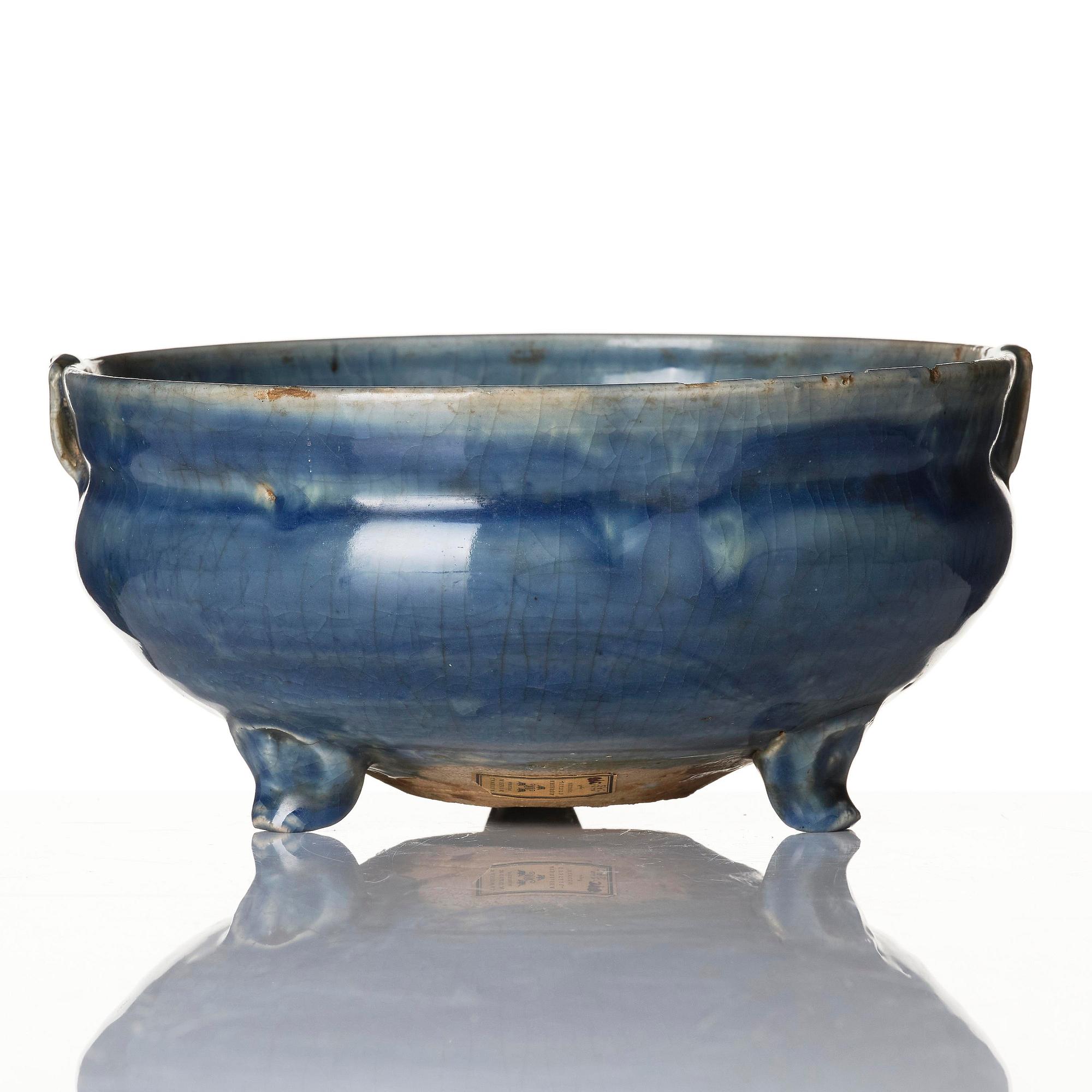 A blue glazed tripod censer, late Ming dynasty, 17th century.