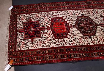 GALLERIMATTA, orientalisk. Ca 435 x 102.