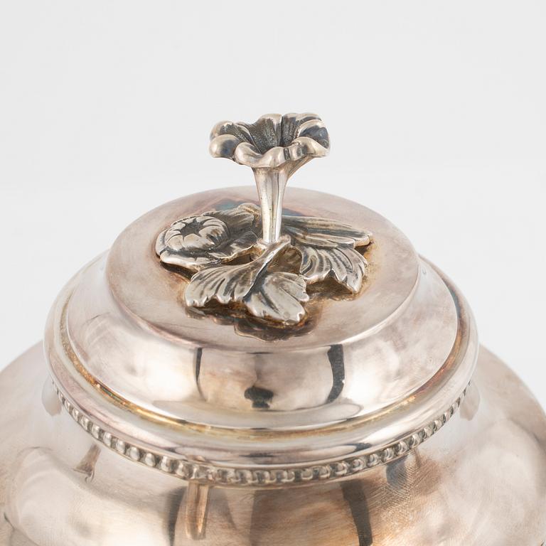 Eric Löfman, kaffekanna samt gräddkanna, silver, Gustaviansk stil, MGAB, Uppsala 1979.