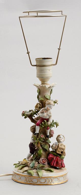 BORDSLAMPA, porslin, Schierholz, 1900-talets första hälft.