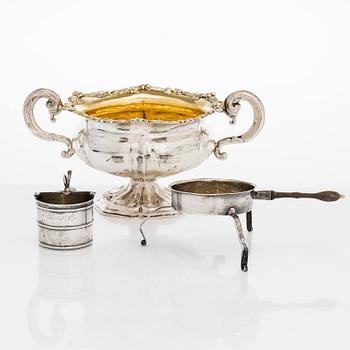 R. Mellin, Sockerskål, silver,  Helsingfors 1860, samt två tesilar, silver, Kuopio och Borgå 1800-talets första hälft.