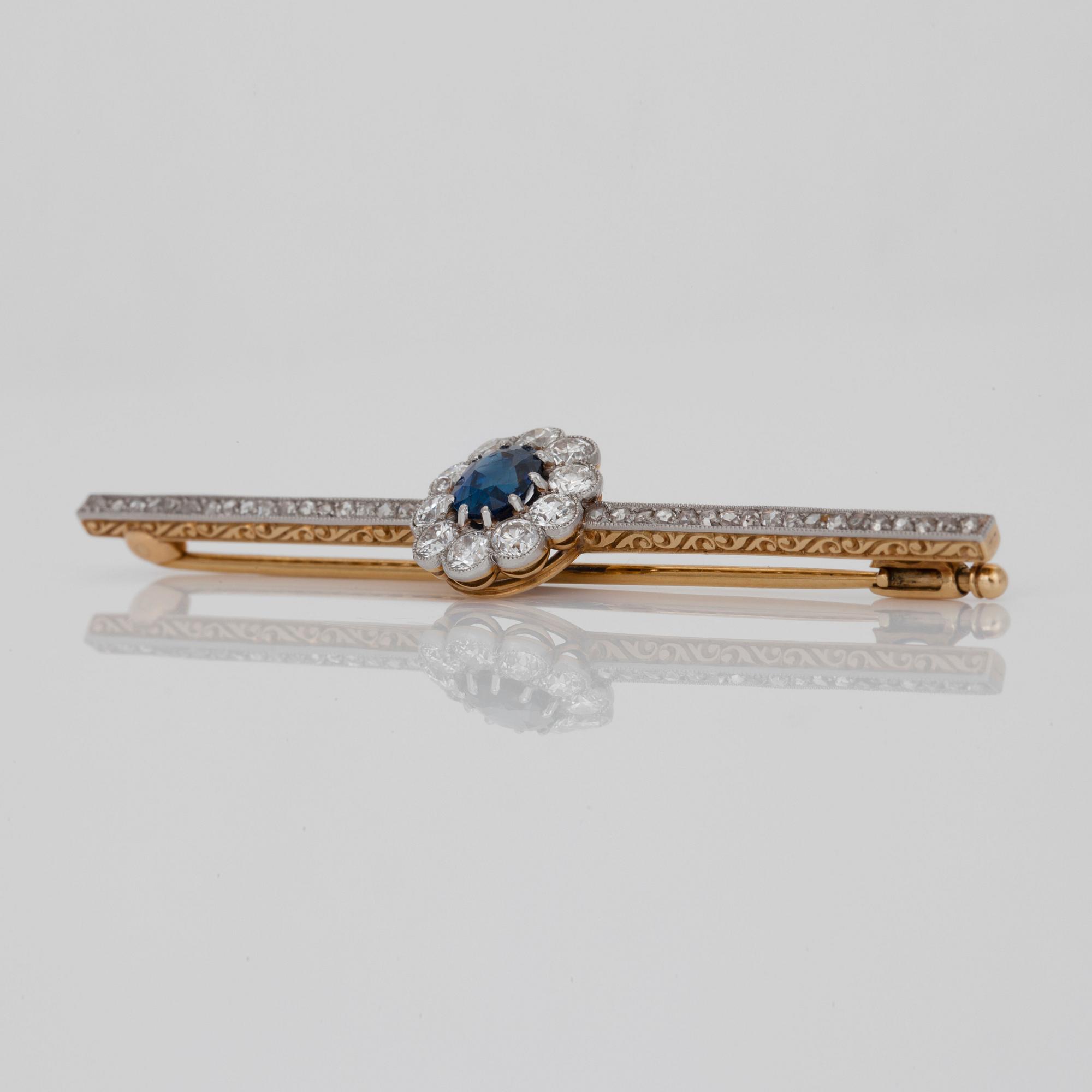 BROSCH, med fasettslipad safir, ca 1.02 ct, samt gammal och rosenslipade diamanter, totalt ca 1.18 ct.