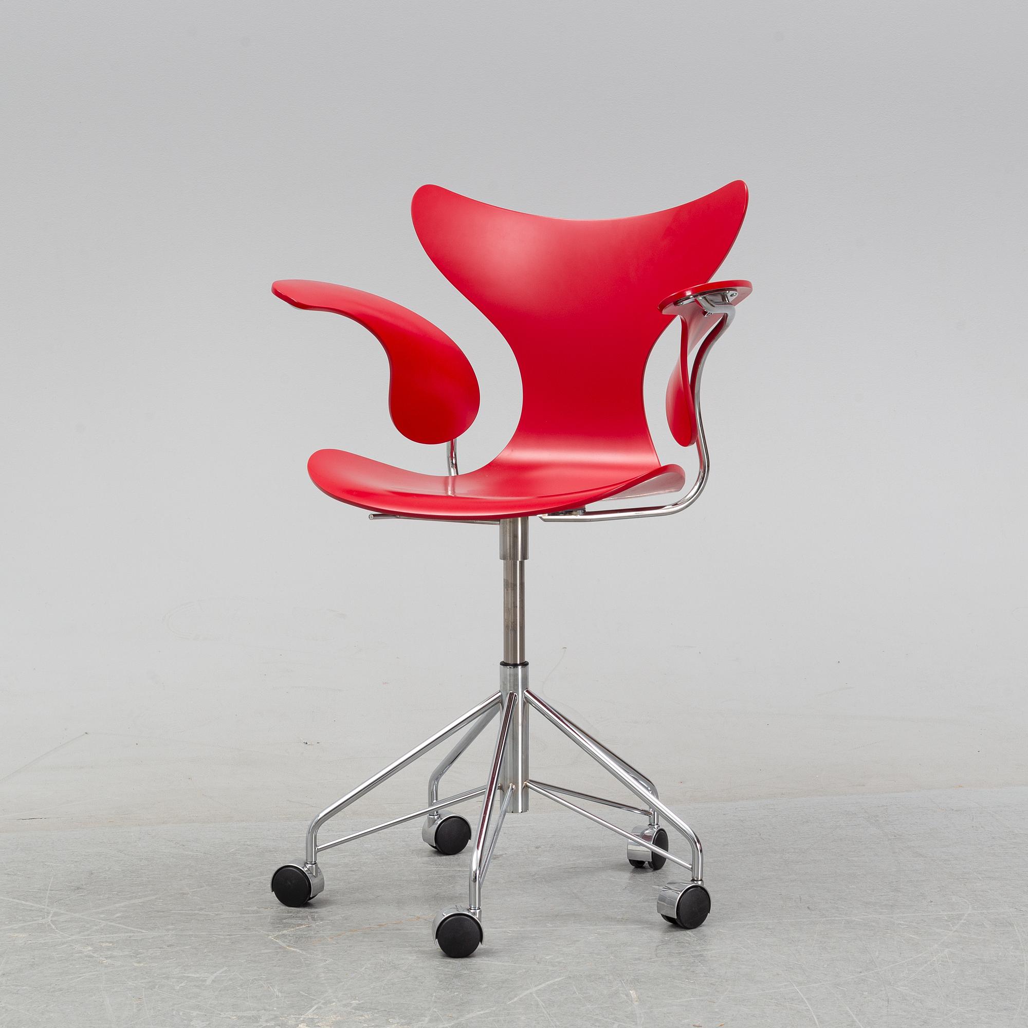 A 'Måsen/liljan' armchair on wheels by Arne Jacobsen, Fritx Hansen.