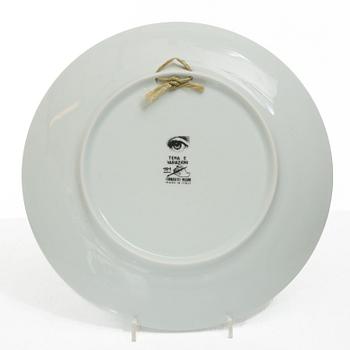 Piero Fornasetti, tallrikar, 2 st, porslin, "Tema e Variazioni", Milano, Italien.