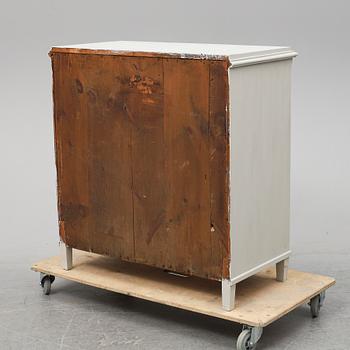 A first half of the 20th Century chest of drawers.